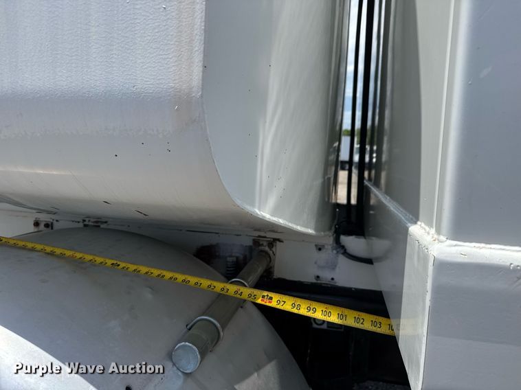 image for item DY0052 2006 Peterbilt 335 fuel / lube truck