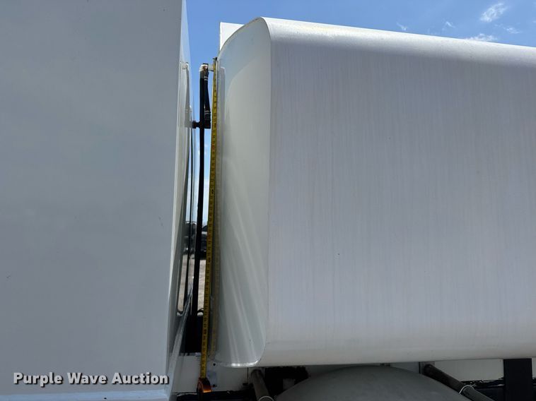 image for item DY0052 2006 Peterbilt 335 fuel / lube truck