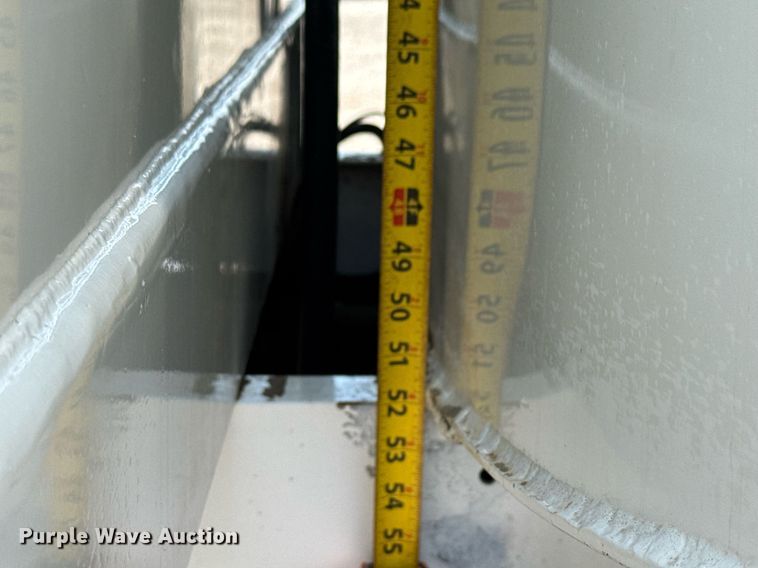 image for item DY0052 2006 Peterbilt 335 fuel / lube truck