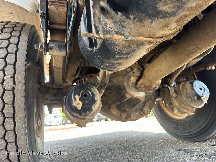 image for item DY0052 2006 Peterbilt 335 fuel / lube truck