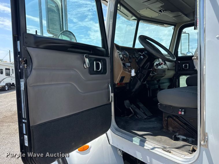 image for item DY0052 2006 Peterbilt 335 fuel / lube truck