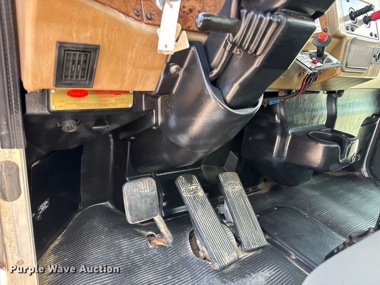 image for item DY0052 2006 Peterbilt 335 fuel / lube truck