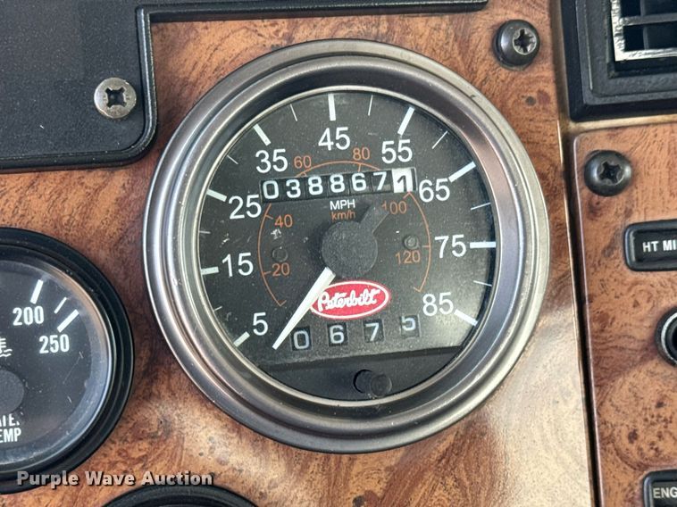 image for item DY0052 2006 Peterbilt 335 fuel / lube truck