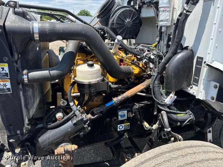 image for item DY0052 2006 Peterbilt 335 fuel / lube truck