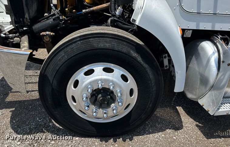 image for item DY0052 2006 Peterbilt 335 fuel / lube truck