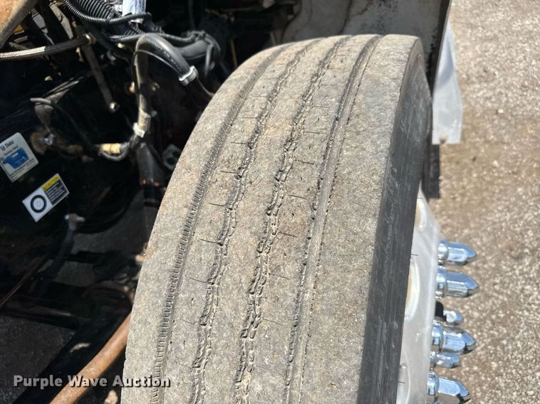 image for item DY0052 2006 Peterbilt 335 fuel / lube truck