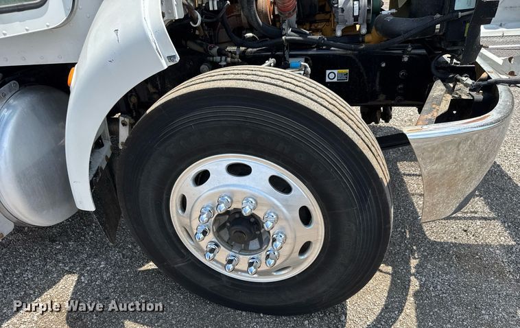 image for item DY0052 2006 Peterbilt 335 fuel / lube truck