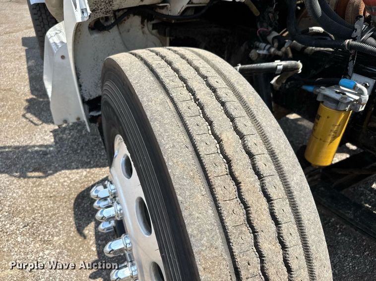 image for item DY0052 2006 Peterbilt 335 fuel / lube truck