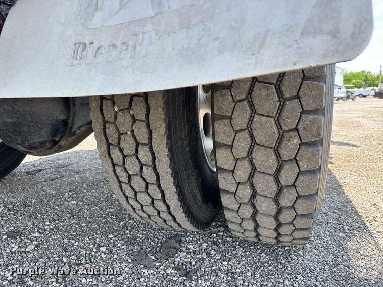 image for item DY0052 2006 Peterbilt 335 fuel / lube truck