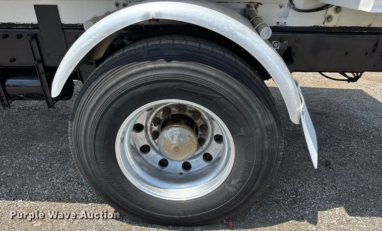 image for item DY0052 2006 Peterbilt 335 fuel / lube truck