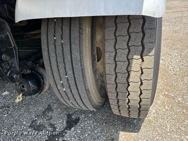 image for item DY0052 2006 Peterbilt 335 fuel / lube truck