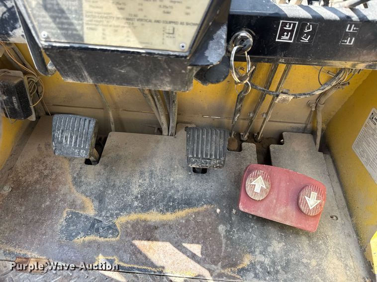 image for item DY0175 2000 Hyster H135XL forklift