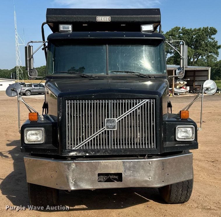 image for item DY0189 2000 Volvo WG dump truck