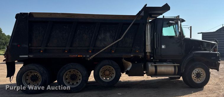 image for item DY0189 2000 Volvo WG dump truck