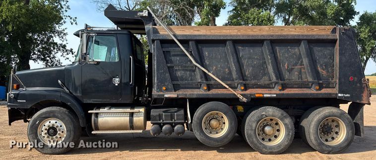 image for item DY0189 2000 Volvo WG dump truck