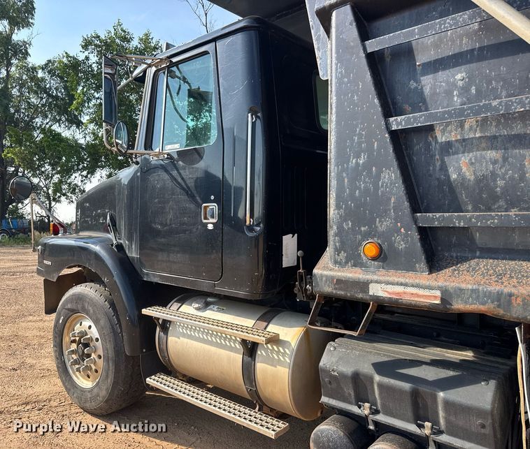 image for item DY0189 2000 Volvo WG dump truck