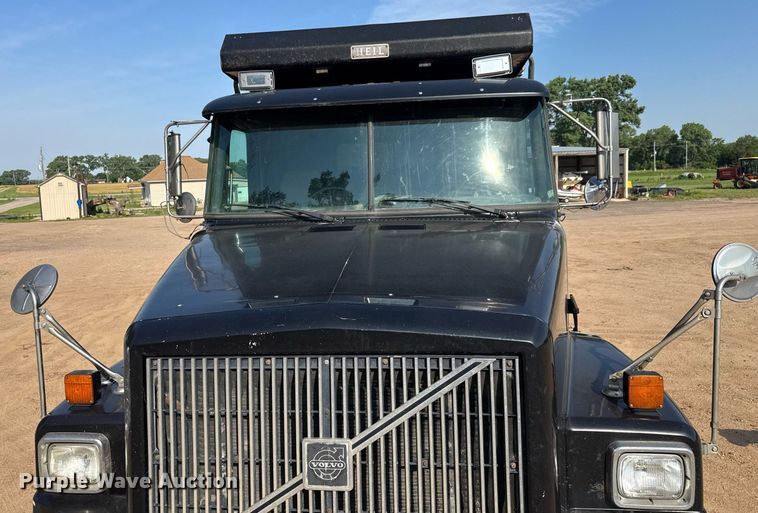 image for item DY0189 2000 Volvo WG dump truck