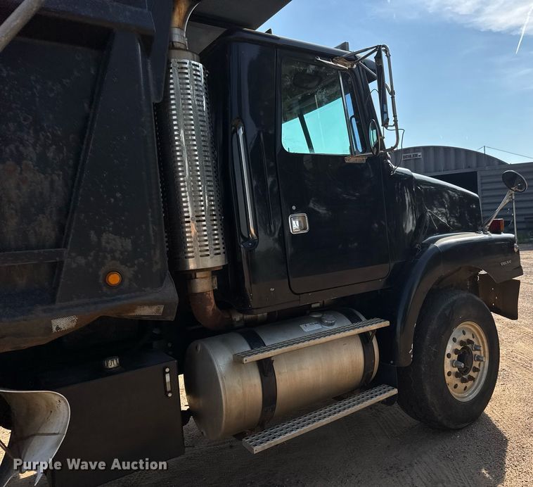 image for item DY0189 2000 Volvo WG dump truck