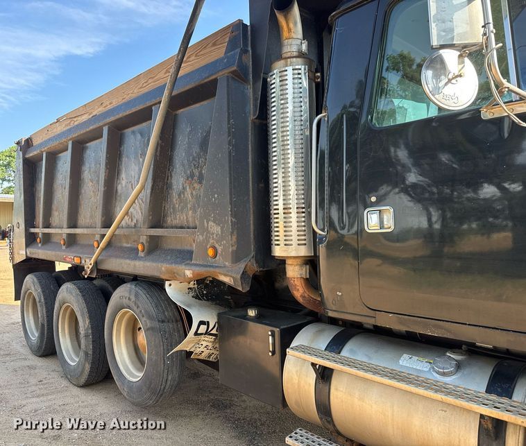 image for item DY0189 2000 Volvo WG dump truck