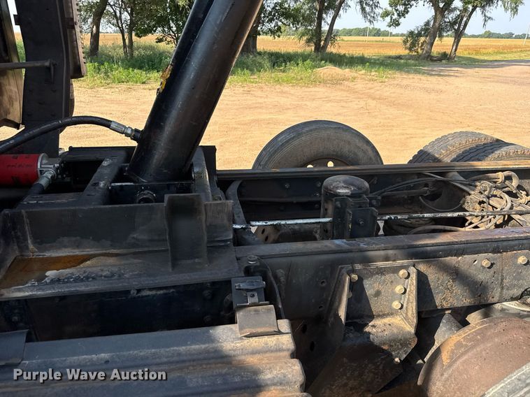 image for item DY0189 2000 Volvo WG dump truck