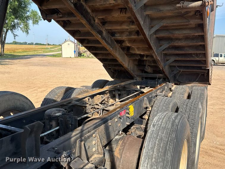 image for item DY0189 2000 Volvo WG dump truck