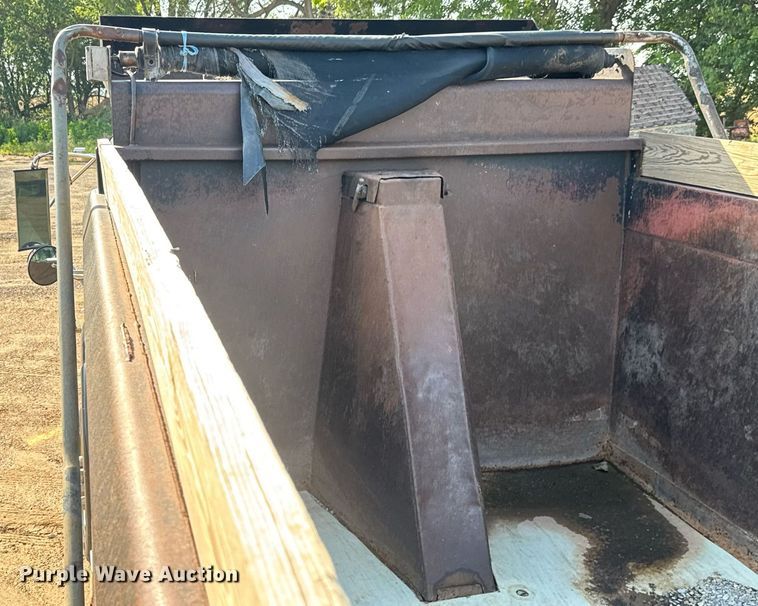 image for item DY0189 2000 Volvo WG dump truck