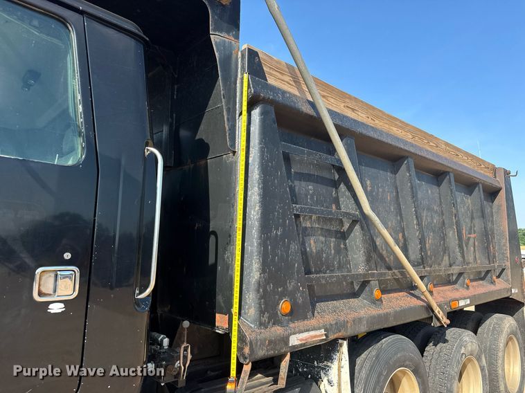 image for item DY0189 2000 Volvo WG dump truck