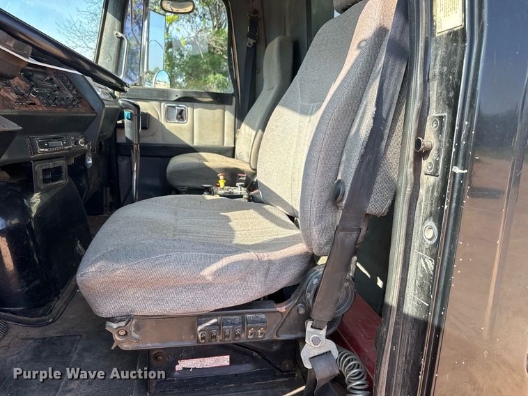 image for item DY0189 2000 Volvo WG dump truck