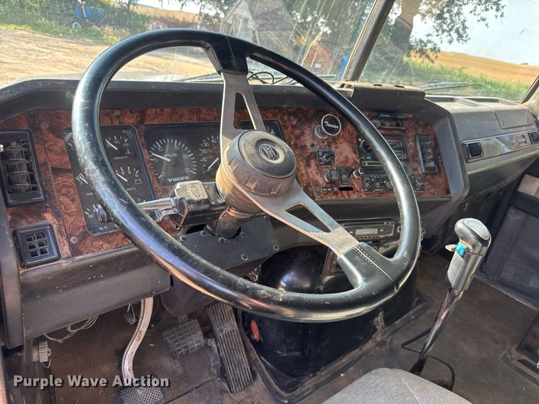 image for item DY0189 2000 Volvo WG dump truck