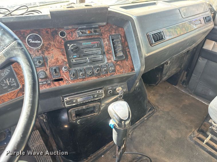 image for item DY0189 2000 Volvo WG dump truck