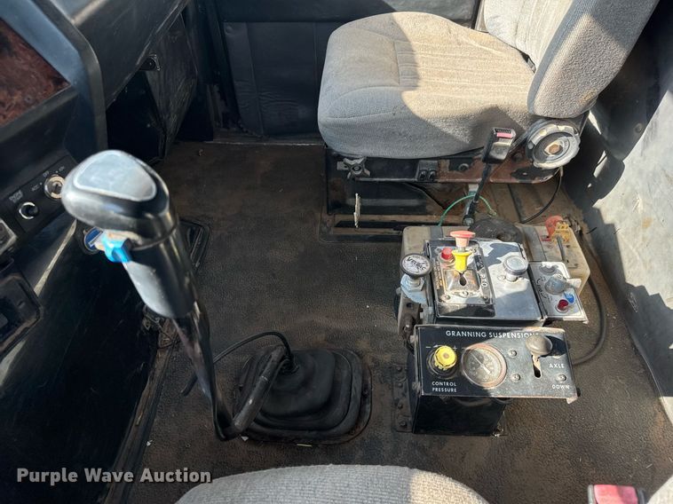 image for item DY0189 2000 Volvo WG dump truck