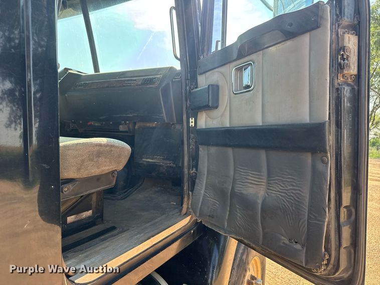 image for item DY0189 2000 Volvo WG dump truck