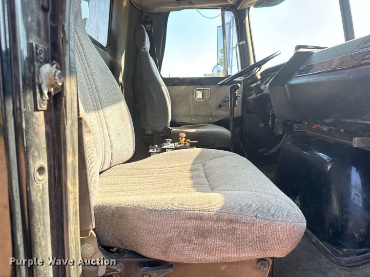 image for item DY0189 2000 Volvo WG dump truck