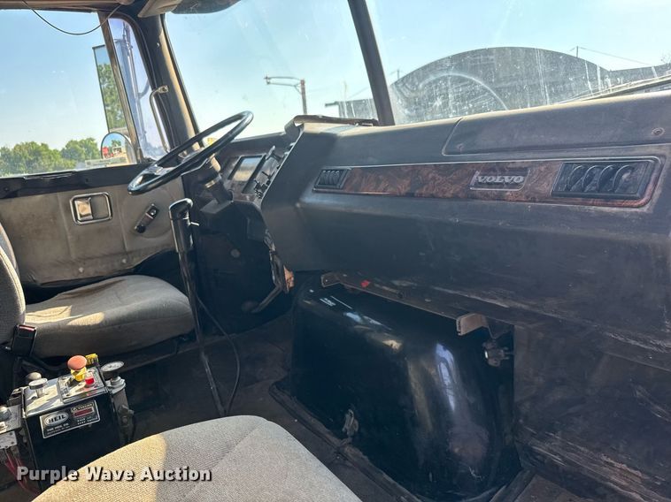 image for item DY0189 2000 Volvo WG dump truck