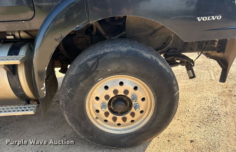 image for item DY0189 2000 Volvo WG dump truck