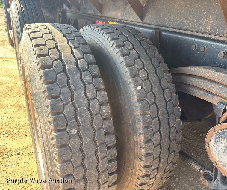 image for item DY0189 2000 Volvo WG dump truck