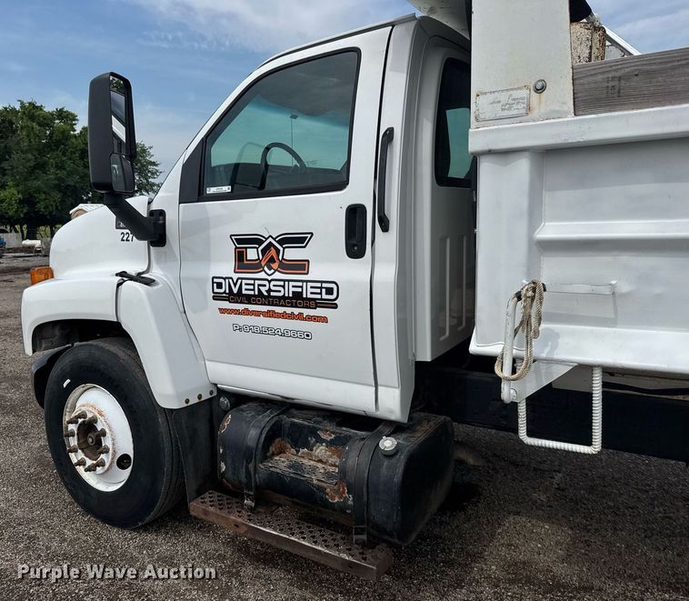 image for item DY0194 2004 Chevrolet C6500 dump truck