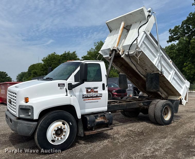 image for item DY0194 2004 Chevrolet C6500 dump truck