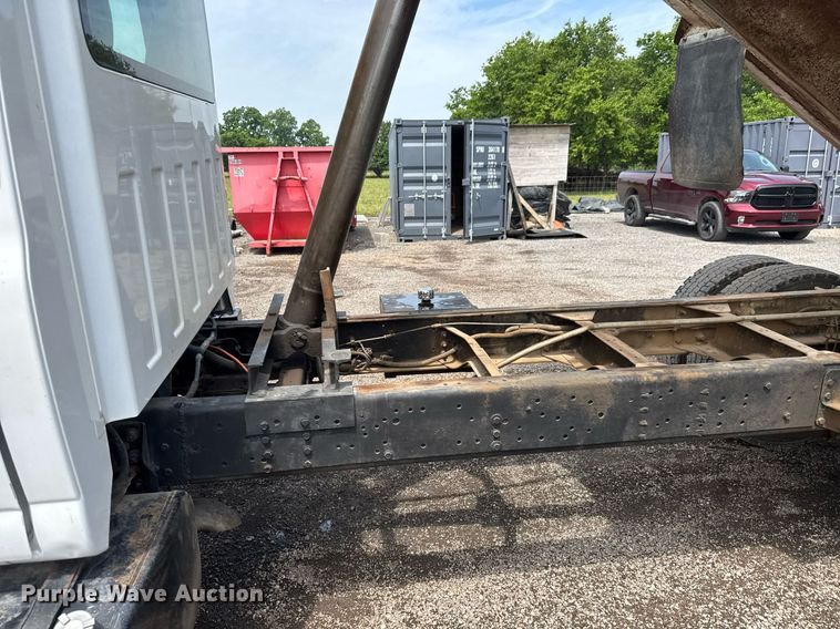 image for item DY0194 2004 Chevrolet C6500 dump truck