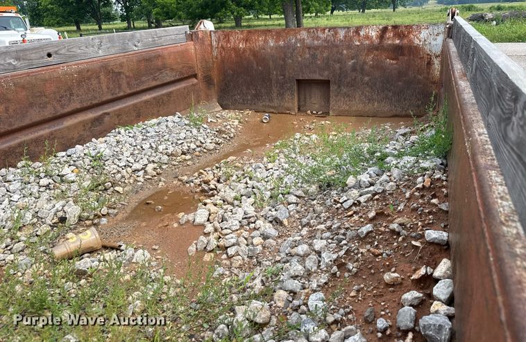 image for item DY0194 2004 Chevrolet C6500 dump truck