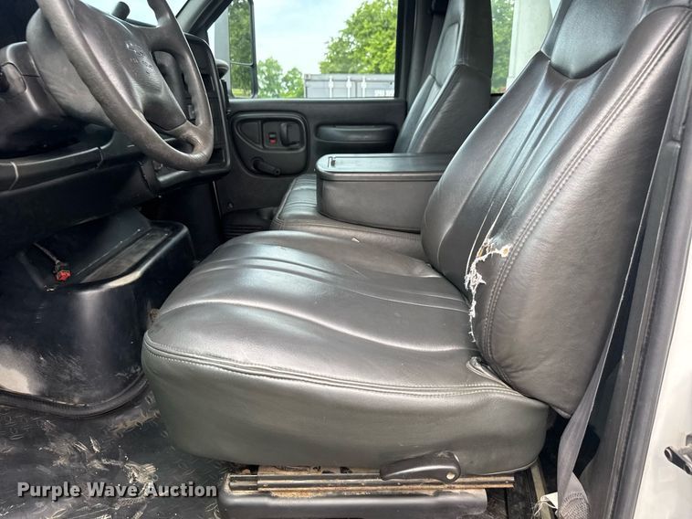 image for item DY0194 2004 Chevrolet C6500 dump truck