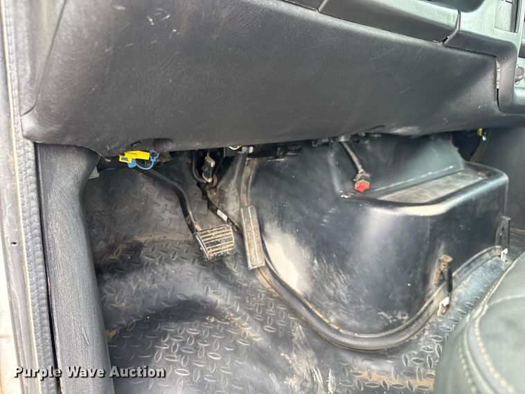 image for item DY0194 2004 Chevrolet C6500 dump truck