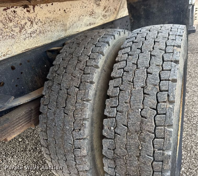 image for item DY0194 2004 Chevrolet C6500 dump truck