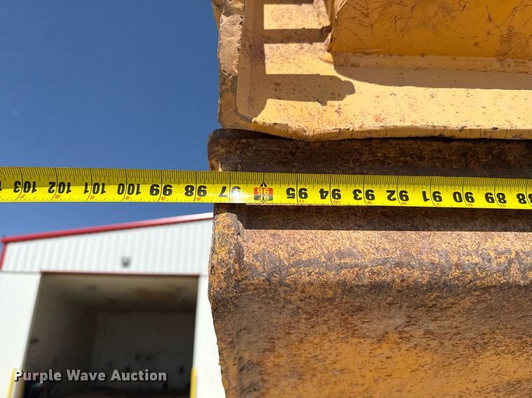 image for item DZ8520 1997 Volvo A25C articulated haul truck