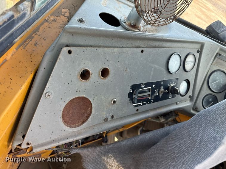 image for item DZ8520 1997 Volvo A25C articulated haul truck