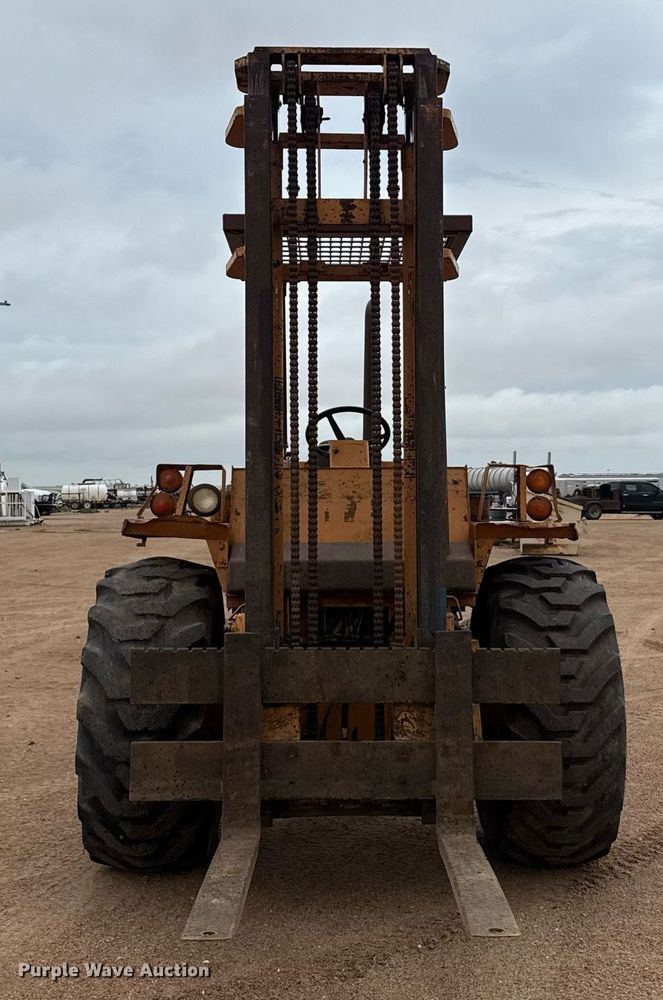 image for item DZ8569 Case 586E forklift