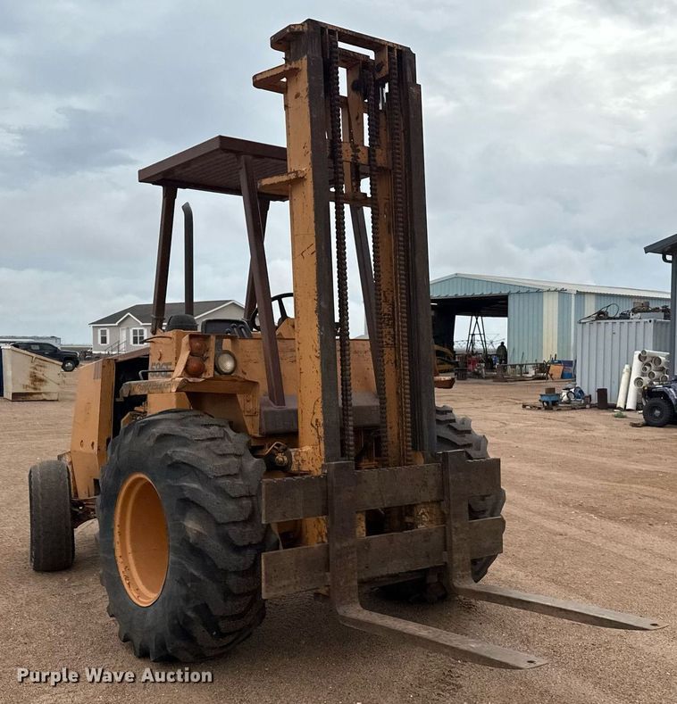 image for item DZ8569 Case 586E forklift