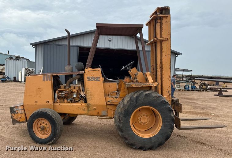 image for item DZ8569 Case 586E forklift