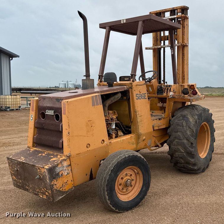 image for item DZ8569 Case 586E forklift
