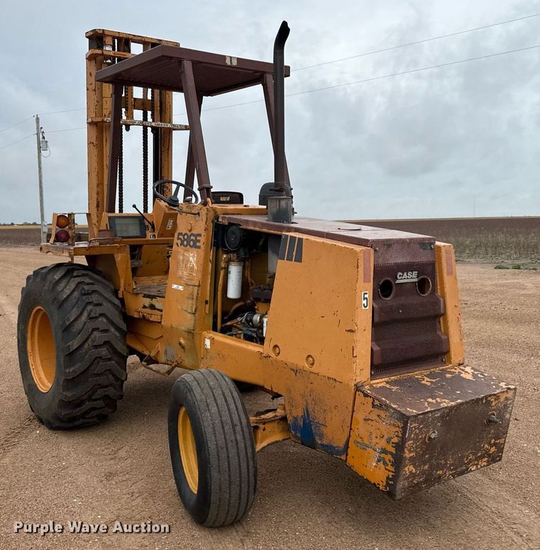 image for item DZ8569 Case 586E forklift